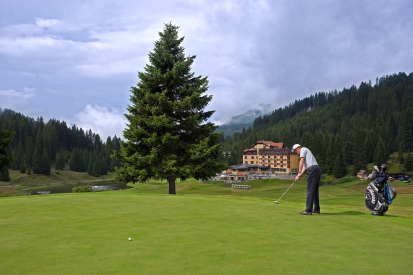 Giocatore in buca sul green del Golf di Madonna di Campiglio, Trentino